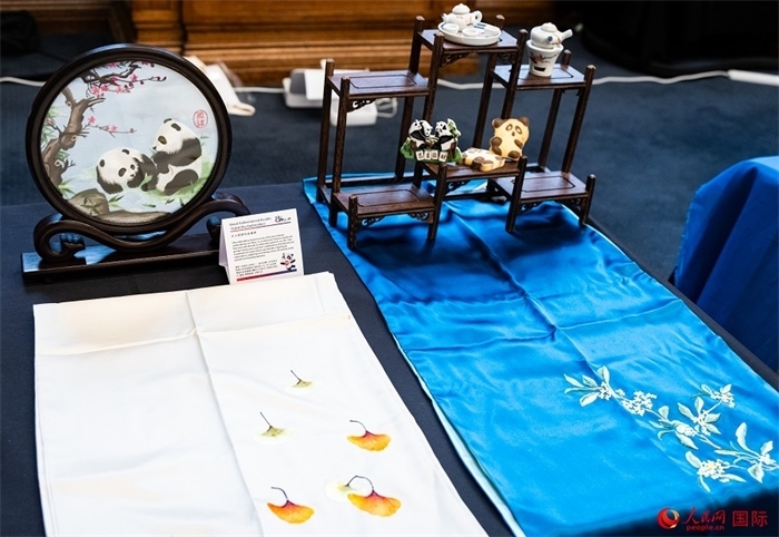 活動現(xiàn)場的現(xiàn)場文創(chuàng)展、互動體驗區(qū)、非遺區(qū)展示。人民網(wǎng) 郭錦標(biāo)攝