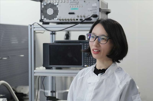 李婧在中國(guó)科學(xué)院紫金山天文臺(tái)毫米波和亞毫米波技術(shù)實(shí)驗(yàn)室。（受訪者供圖）