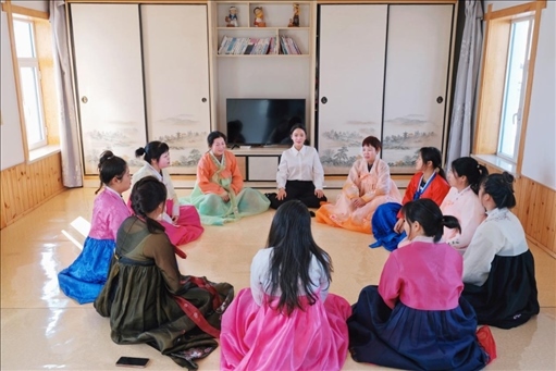 2023年6月，楊麗娜（后中）對(duì)擔(dān)任民宿管家的光東村村民們進(jìn)行標(biāo)準(zhǔn)化培訓(xùn)。（新華社記者金津秀攝）