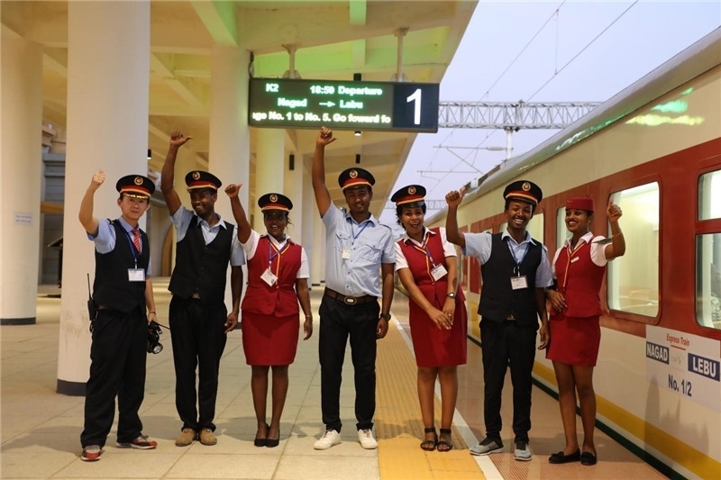 中埃員工組成的亞吉鐵路運(yùn)營(yíng)團(tuán)隊(duì)。 中國(guó)土木工程集團(tuán)有限公司供圖