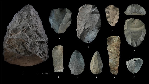 石制品 1.手斧 2、4、5.勒瓦婁哇石核（循環(huán)剝片法、優(yōu)先剝片法）3.勒瓦婁哇石葉石核 6.勒瓦婁哇石葉 7、8.勒瓦婁哇尖狀器 9.石葉 10.錐形石葉石核。中肯聯(lián)合考古隊(duì)供圖