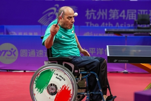 10月23日，杭州第4屆亞殘運(yùn)會(huì)乒乓球男子單打Class2小組循環(huán)賽舉行。圖為伊朗隊(duì)選手哈?！ず?jiǎn)費(fèi)尚在比賽中。圖片來源：杭州亞殘組委會(huì)