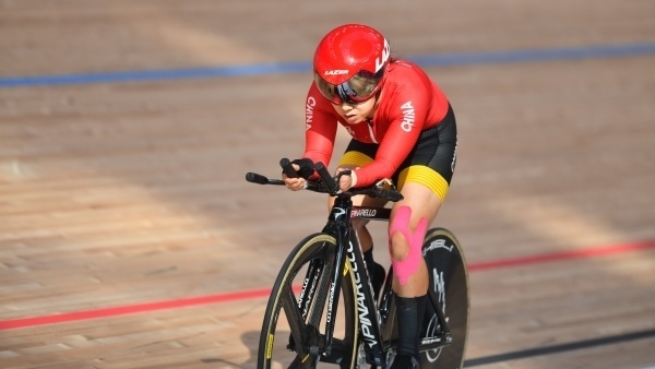 10月23日，杭州第4屆亞殘運(yùn)會(huì)場(chǎng)地自行車女子個(gè)人C4-5級(jí)3000米追逐賽金牌賽舉行。圖為中國(guó)隊(duì)選手季子賢在比賽中。圖片來源：杭州亞殘組委會(huì)
