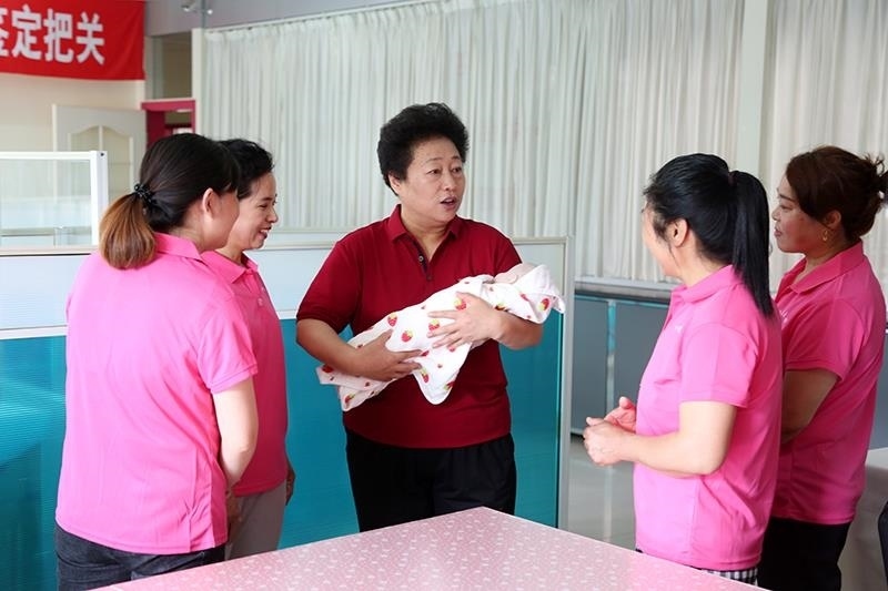 △2021年6月2日，卓長(zhǎng)立（中）指導(dǎo)正在接受培訓(xùn)的家政服務(wù)員。