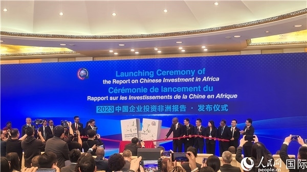 中非雙方嘉賓共同為報(bào)告揭幕。人民網(wǎng)記者 萬宇攝