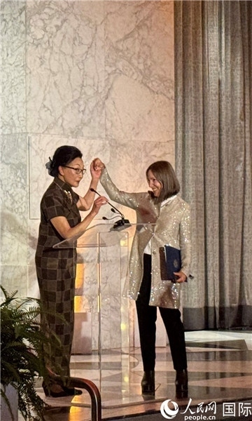 加州副州長康伊蓮為方李邦琴獲獎致辭。人民網記者 鄧圩攝