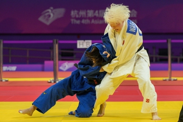 10月24日，杭州第4屆亞殘運會柔道女子J2級57公斤級決賽舉行。圖為中國隊選手王嘉楠（右）和日本隊選手廣瀨順子在比賽中。圖片來源：杭州亞殘組委