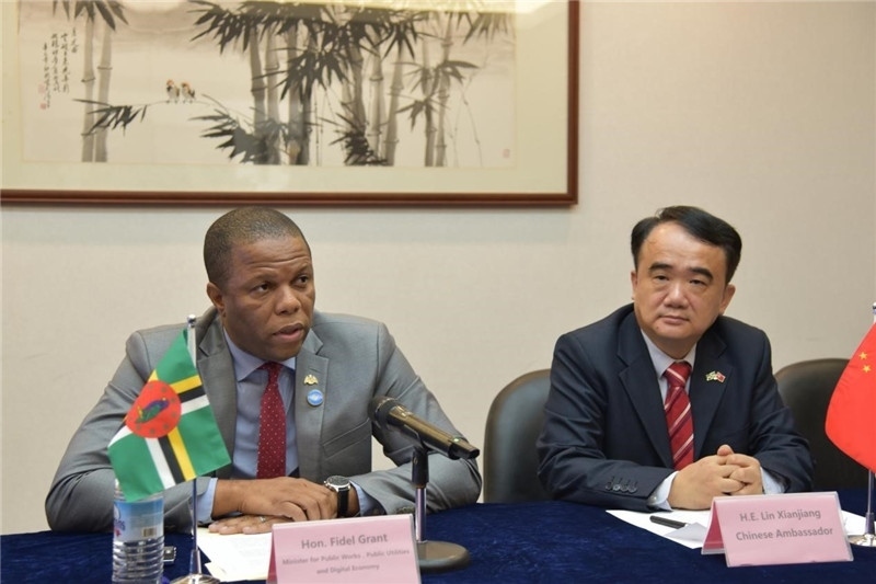 多公共工程部部長格蘭特（左一）向與會記者介紹赴華參會情況。駐多米尼克使館供圖