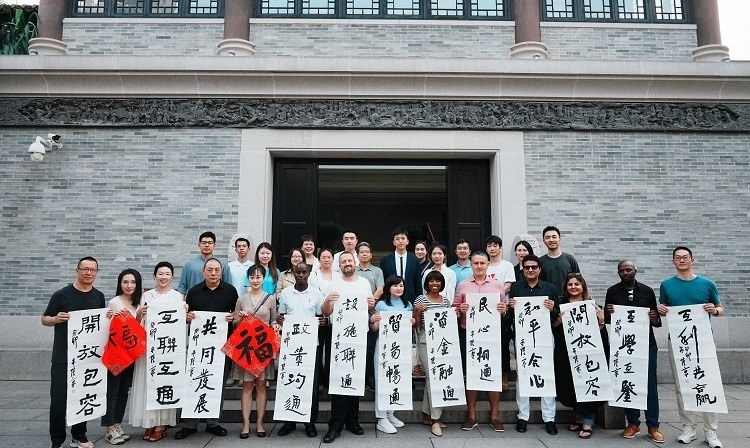 首屆國(guó)際傳播“絲路獎(jiǎng)”獲獎(jiǎng)代表等在廣州市荔灣區(qū)永慶坊參加文化交流活動(dòng)。楊爍壁、王燕攝影報(bào)道