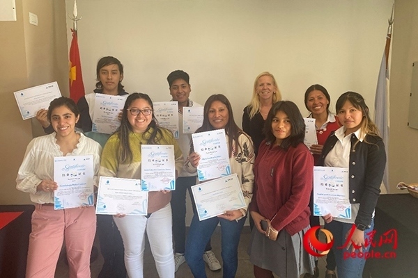 社區(qū)工作專家莫伊拉（后排右二）向“中文工坊”第二期培訓(xùn)班部分結(jié)業(yè)學(xué)員頒發(fā)由薩爾塔省教育部簽發(fā)的結(jié)業(yè)證書。人民網(wǎng)記者 吳思萱攝