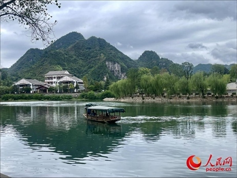 秋日的邊城鎮(zhèn)，青山滴翠、碧水含情。人民網(wǎng) 周靜圓攝