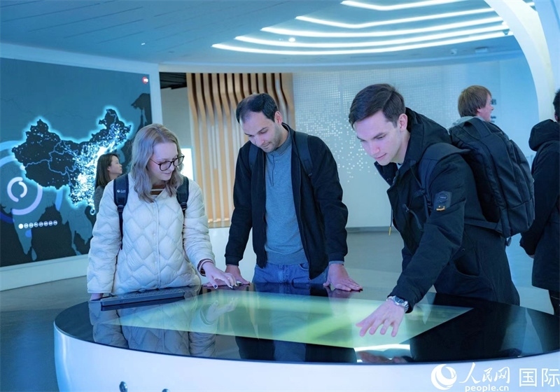 歐亞國家記者在國家大數(shù)據(jù)（貴州）綜合試驗(yàn)區(qū)交流體驗(yàn)中心參觀。人民網(wǎng) 陽茜攝
