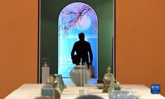 10月30日，人們在伊朗德黑蘭伊朗國家藝術(shù)科學院觀看展出的展品。新華社記者 沙達提 攝