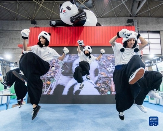  10月29日，街舞隊(duì)在日本大阪國(guó)際會(huì)展中心中國(guó)館表演街舞。新華社發(fā)（中國(guó)駐大阪旅游辦事處供圖）