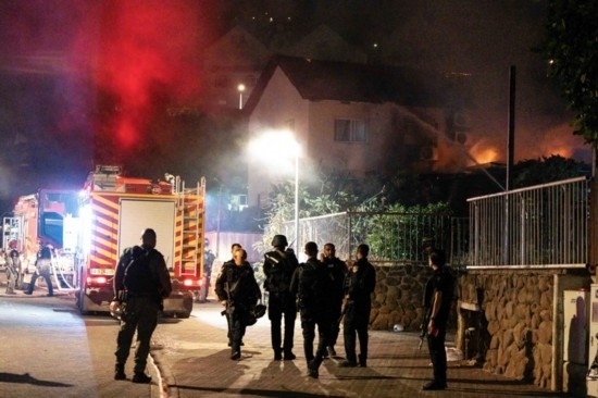  10月29日，在以色列北部城市謝莫納，以軍士兵和急救人員在一處被火箭彈擊中的現(xiàn)場(chǎng)執(zhí)勤。新華社發(fā)（阿亞爾·馬爾戈林?jǐn)z/基尼圖片社）