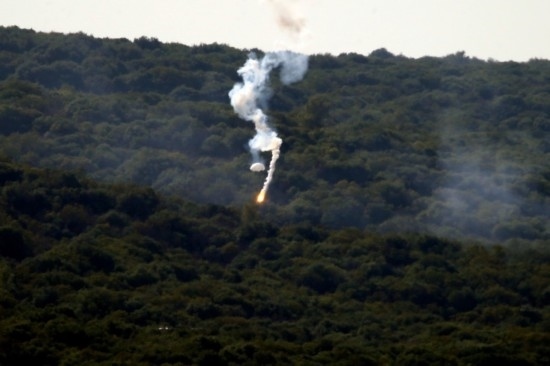 10月28日，閃光彈落在黎巴嫩納古拉樹林中燃起濃煙。新華社發(fā)（阿里·哈希紹攝）