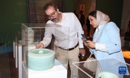 10月30日，人們在伊朗德黑蘭伊朗國家藝術(shù)科學院觀看展出的展品。新華社記者 沙達提 攝