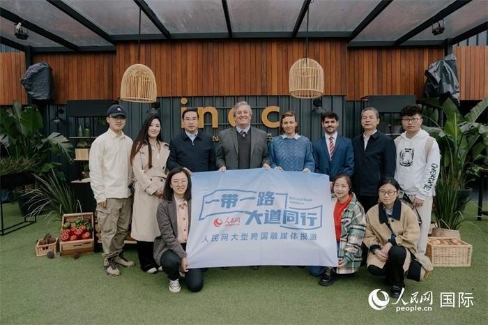 在烏拉圭第118屆普拉多牧農(nóng)業(yè)國(guó)際博覽會(huì)上，烏拉圭國(guó)家肉類協(xié)會(huì)主席與人民網(wǎng)記者合影。人民網(wǎng)記者 張若涵攝