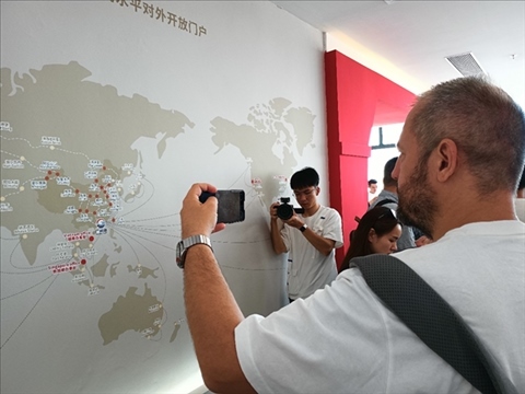 來(lái)自波黑的法魯克·博里奇用手機(jī)記錄廣州港可以通達(dá)到的世界城市與地區(qū)。石青川 攝