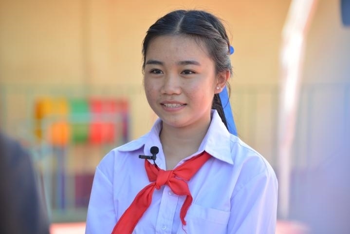 蓬批灣結(jié)束中國之行返回老撾后接受記者采訪。