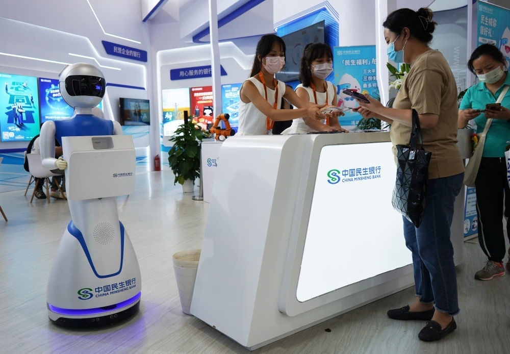 2022年9月4日，在服貿會首鋼園區(qū)金融服務專題展上，參觀者在中國民生銀行展臺咨詢金融業(yè)務。新華社記者 金皓原 攝