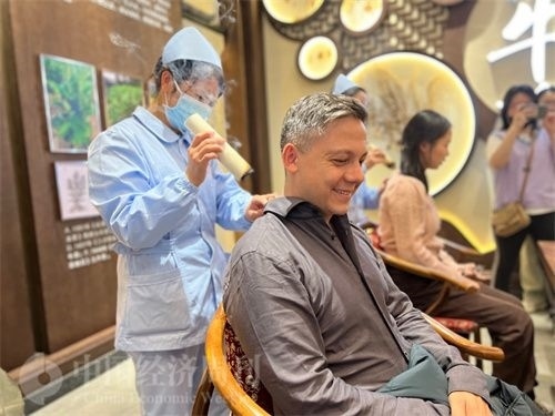  （外媒記者體驗艾灸。中國經(jīng)濟周刊記者 郭志強 攝）