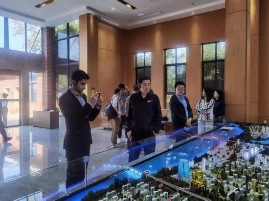 10月24日，2023“一帶一路”媒體合作論壇聯(lián)合采訪團(tuán)團(tuán)員在清水塘投資集團(tuán)招商服務(wù)中心參觀。本報(bào)記者 常雯宜攝