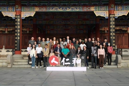 2023“一帶一路”媒體合作論壇聯(lián)合采訪團參觀仁和集團。（受訪者供圖）