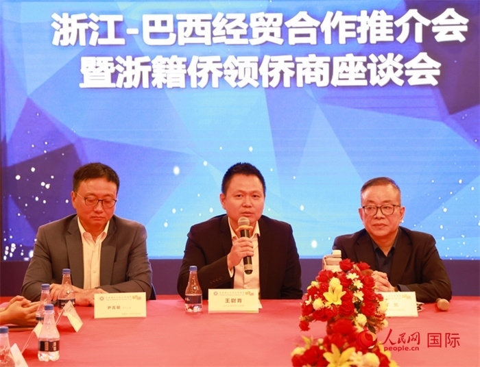 中國駐里約代總領(lǐng)事王尉育（中）在活動(dòng)中致辭。人民網(wǎng)記者 陳海琪攝