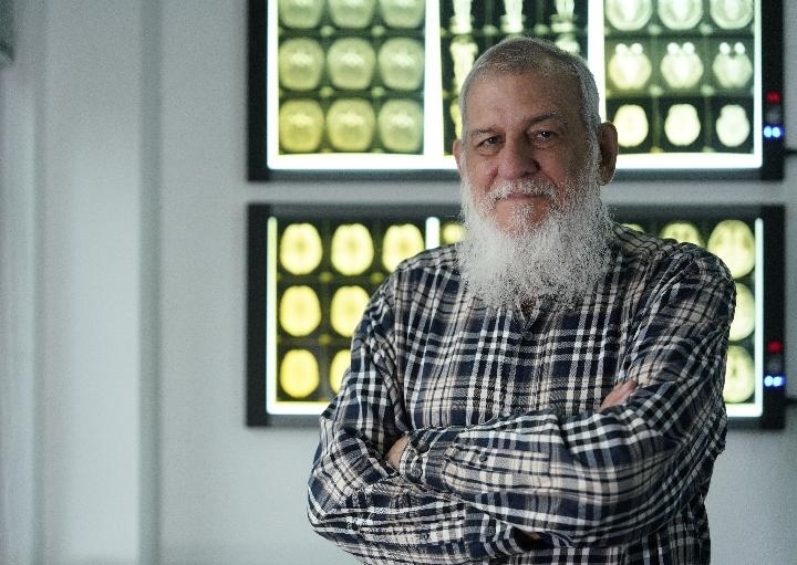 10月31日，古巴科學家裴德樂在電子科技大學校園內(nèi)。