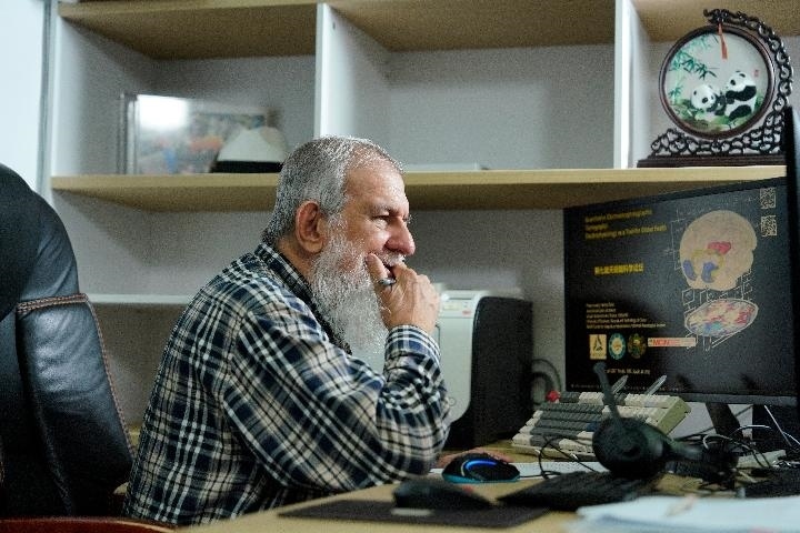 10月31日，古巴科學家裴德樂在電子科技大學做科研。