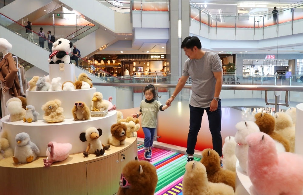 2023年11月2日，顧客在溫暖駝品牌專柜內選購。連續(xù)六年參加進博會的秘魯羊駝制品品牌溫暖駝在上海市中心商場開設了專柜。新華社記者 方喆 攝