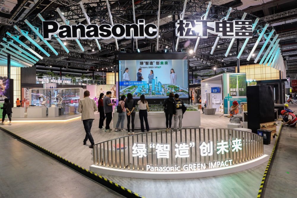 2023年11月2日，工作人員在進博會松下電器展位做準備工作。新華社記者 辛夢晨 攝