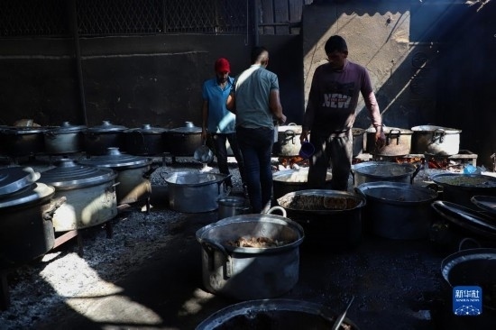 11月3日，在加沙地帶南部城市拉法，人們在煤氣中斷后用柴火做飯。新華社發(fā)（里澤克·阿卜杜勒賈瓦德攝）