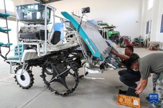 11月4日，技術(shù)員在南通市通州區(qū)十總鎮(zhèn)育民村農(nóng)場(chǎng)保養(yǎng)無(wú)人插秧機(jī)設(shè)備。