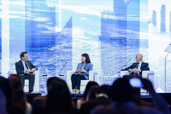 牛津大學研究全球化與發(fā)展問題的教授伊恩·戈爾?。ㄓ乙唬┍硎荆蚋窬值淖兓墙Y構性的，各國特別是西方國家必須順應變化。迪拜商會供圖