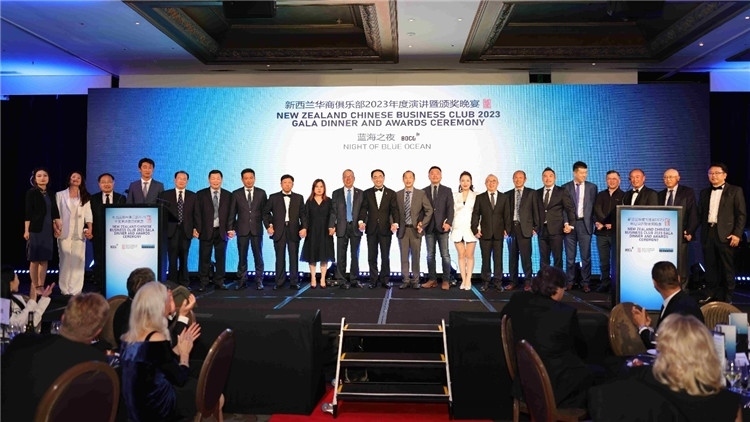 新西蘭華商聯(lián)合總會(huì)首批會(huì)員代表上臺(tái)亮相。攝影：張凱