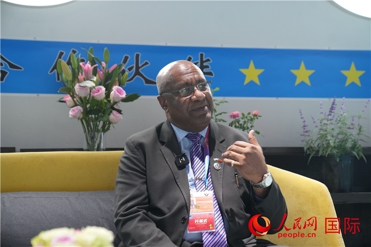 斐濟(jì)副總理兼貿(mào)易部長(zhǎng)卡米卡米加談參加進(jìn)博會(huì)感受。人民網(wǎng)記者 吳超嵐攝