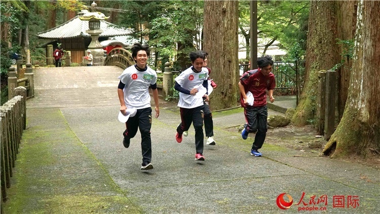 中日青少年在百年古剎里奔跑，揮灑青春的汗水。人民網(wǎng) 蔣曉辰攝