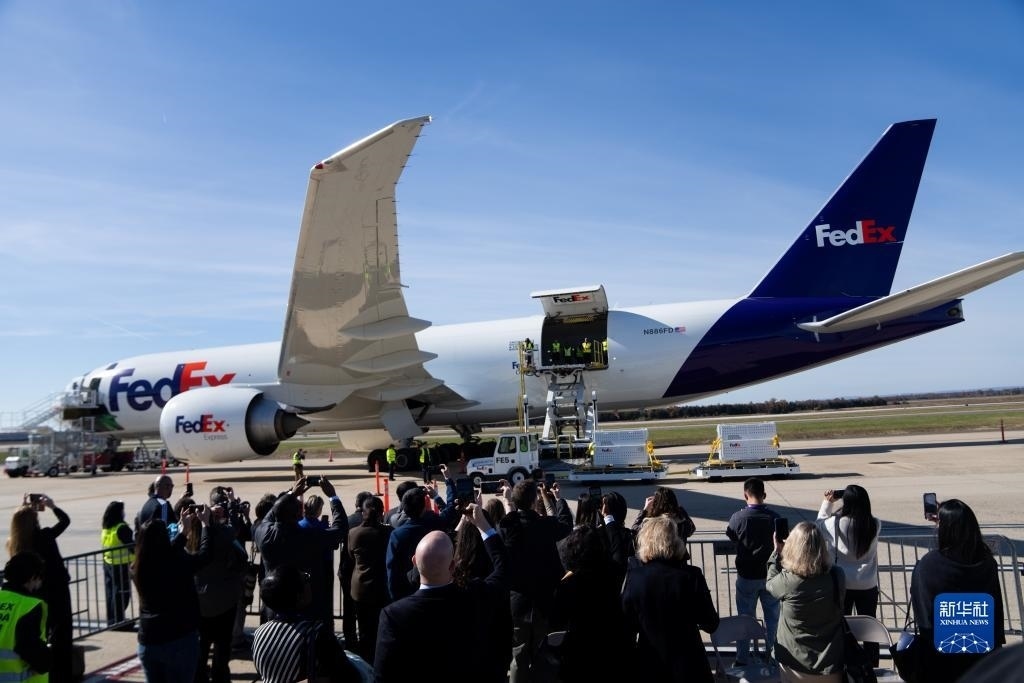 11月8日，在美國弗吉尼亞州的華盛頓杜勒斯國際機場，裝有大熊貓的特制“旅行包廂”準備運上專機。新華社記者劉杰攝