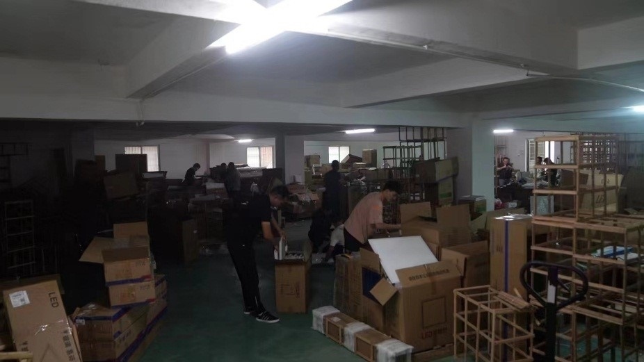 查處倉(cāng)庫(kù)現(xiàn)場(chǎng)。重慶市梁平區(qū)公安局供圖。