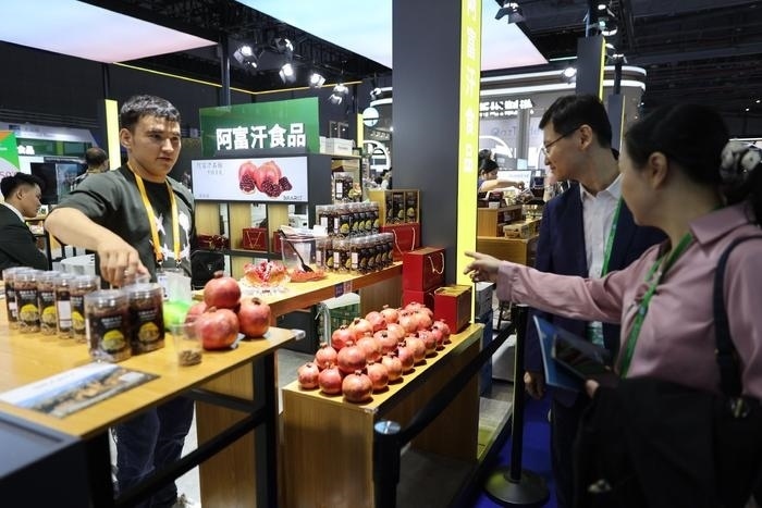 11月6日，在第六屆進博會食品及農(nóng)產(chǎn)品展區(qū)，阿富汗食品吸引參展人員。