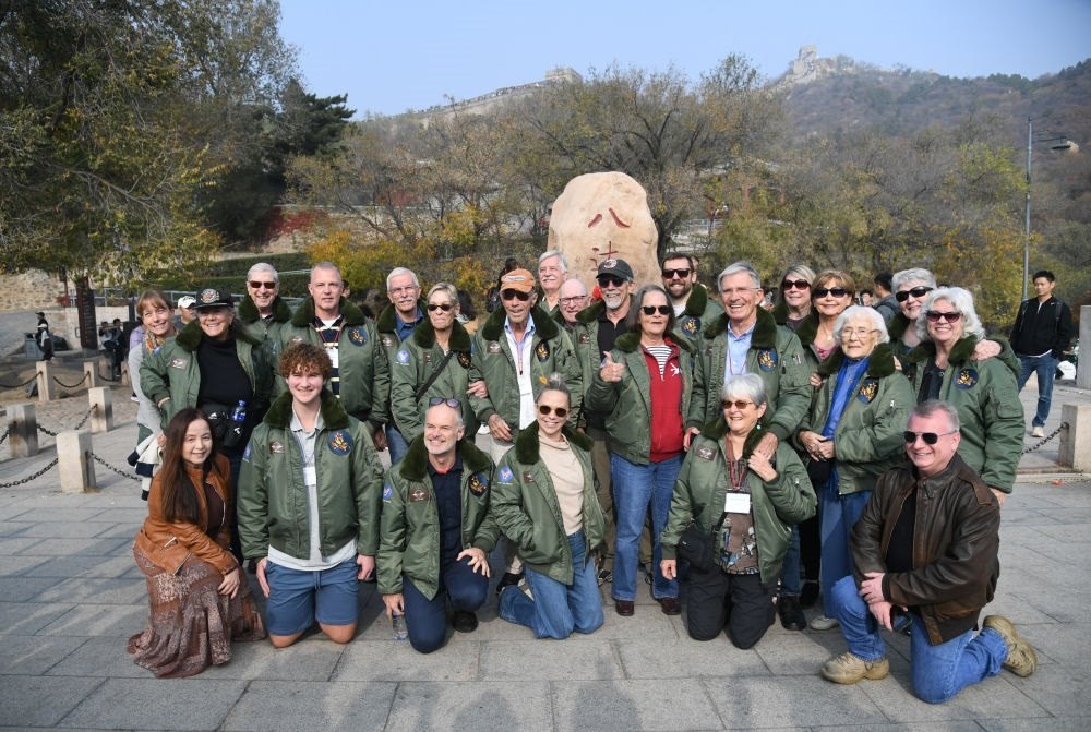 2023年10月29日，飛虎隊老兵莫耶一行人在北京八達嶺長城合影留念。當(dāng)日，美中航空遺產(chǎn)基金會訪華代表團成員陸續(xù)抵達北京。新華社記者 任超 攝