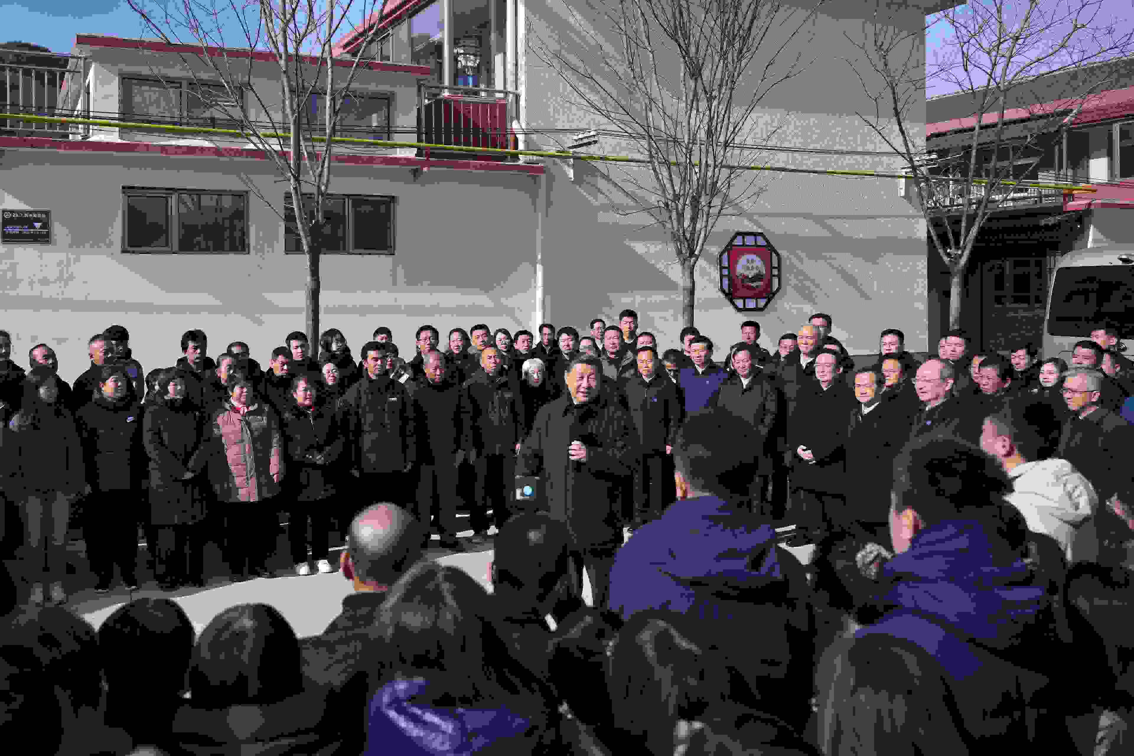 2023年11月10日，習近平總書記在北京市門頭溝區(qū)妙峰山鎮(zhèn)水峪嘴村考察時，同當?shù)厝罕娪H切交流。