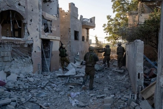 這張以色列國防軍11月12日發(fā)布的照片顯示，以軍地面部隊在加沙地帶北部開展軍事行動。新華社發(fā)