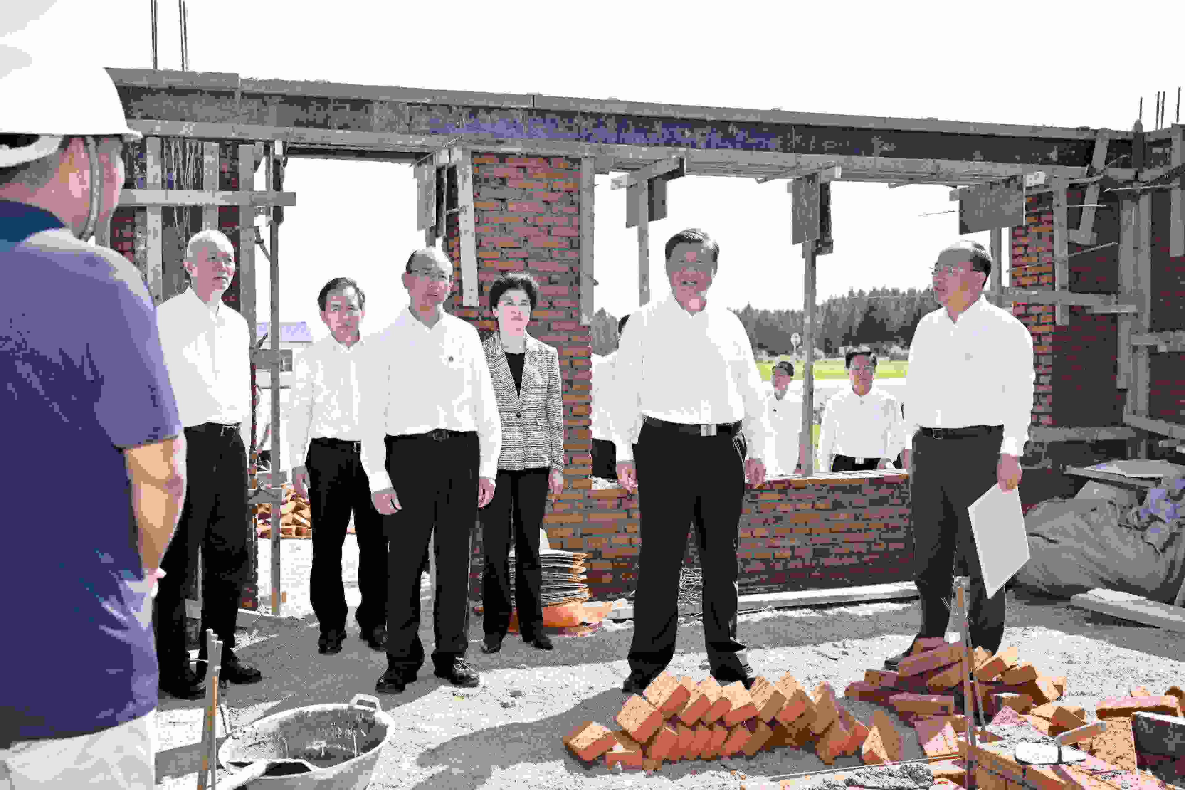 2023年9月7日，習近平總書記在遭受洪澇災害的黑龍江省哈爾濱尚志市老街基鄉(xiāng)龍王廟村，察看水毀房屋重建情況。