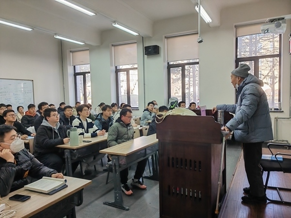 鐘萬勰院士為研究生上課。大連理工大學供圖