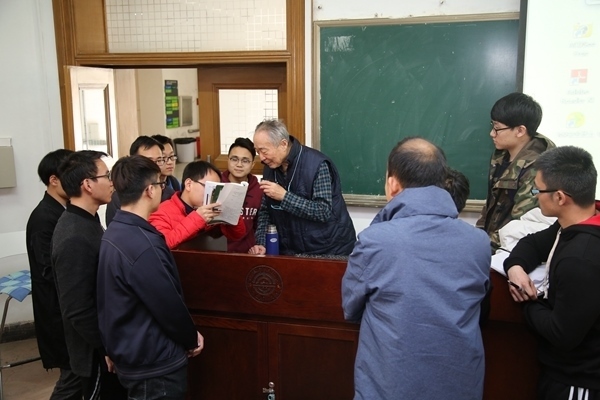 鐘萬勰院士為學生們答疑解惑。大連理工大學供圖