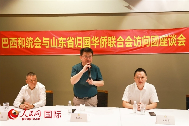 中國僑聯(lián)副主席、山東省僑聯(lián)主席李興鈺（中）在座談會上致辭。人民網(wǎng)記者 陳海琪攝