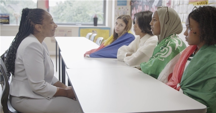 瓊·戴嵐與學生交流。帕特里克·謝德-西蒙茲攝